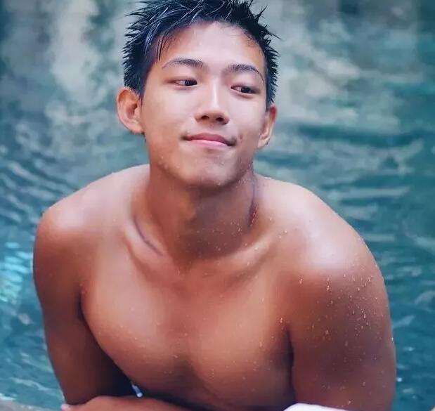 看点∣运动系小狼狗的大胸肌，精壮身材感受skr男友力，INS大方自曝属性！ - 51虹马