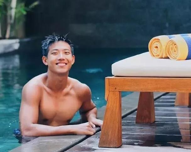 看点∣运动系小狼狗的大胸肌，精壮身材感受skr男友力，INS大方自曝属性！ - 51虹马