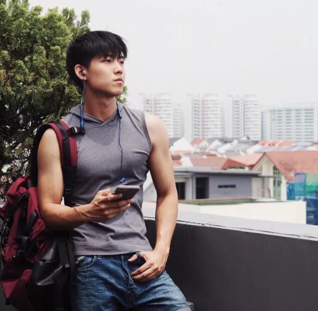 看点∣运动系小狼狗的大胸肌，精壮身材感受skr男友力，INS大方自曝属性！ - 51虹马