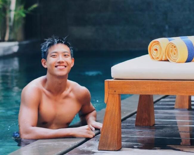 看点∣运动系小狼狗的大胸肌，精壮身材感受skr男友力，INS大方自曝属性！ - 51虹马