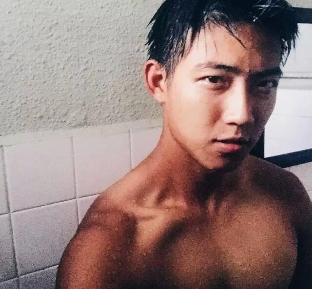 看点∣运动系小狼狗的大胸肌，精壮身材感受skr男友力，INS大方自曝属性！ - 51虹马