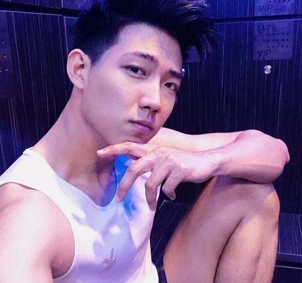 看点∣运动系小狼狗的大胸肌，精壮身材感受skr男友力，INS大方自曝属性！ - 51虹马