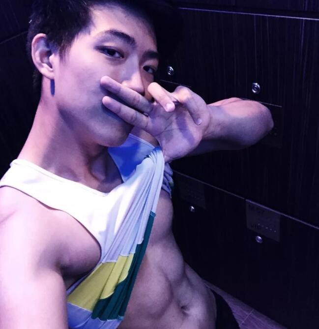 看点∣运动系小狼狗的大胸肌，精壮身材感受skr男友力，INS大方自曝属性！ - 51虹马