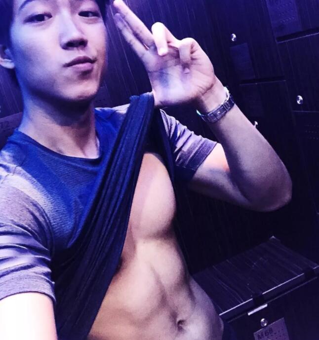 看点∣运动系小狼狗的大胸肌，精壮身材感受skr男友力，INS大方自曝属性！ - 51虹马