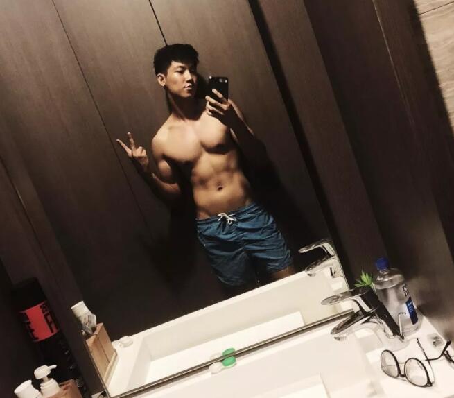 看点∣运动系小狼狗的大胸肌，精壮身材感受skr男友力，INS大方自曝属性！ - 51虹马