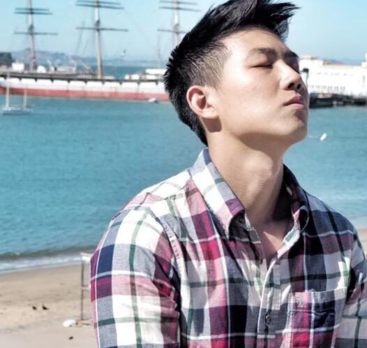 看点∣运动系小狼狗的大胸肌，精壮身材感受skr男友力，INS大方自曝属性！ - 51虹马