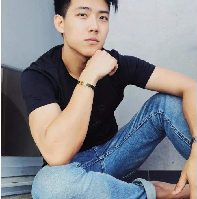 看点∣运动系小狼狗的大胸肌，精壮身材感受skr男友力，INS大方自曝属性！ - 51虹马