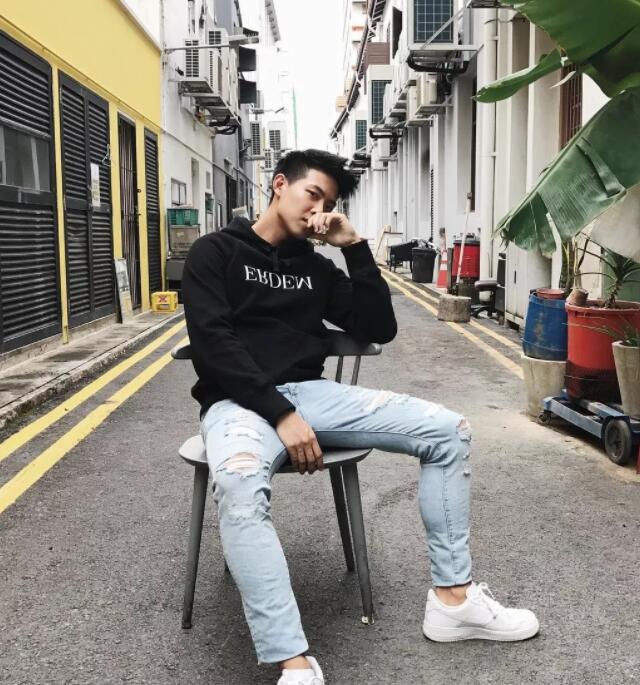 看点∣运动系小狼狗的大胸肌，精壮身材感受skr男友力，INS大方自曝属性！ - 51虹马