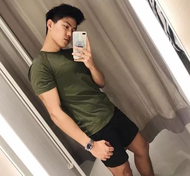 看点∣运动系小狼狗的大胸肌，精壮身材感受skr男友力，INS大方自曝属性！ - 51虹马