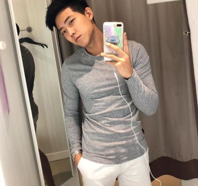 看点∣运动系小狼狗的大胸肌，精壮身材感受skr男友力，INS大方自曝属性！ - 51虹马