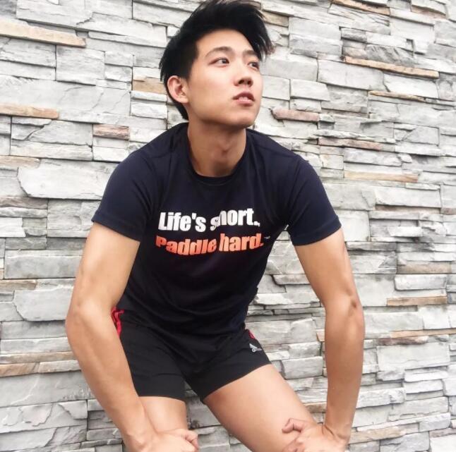 看点∣运动系小狼狗的大胸肌，精壮身材感受skr男友力，INS大方自曝属性！ - 51虹马