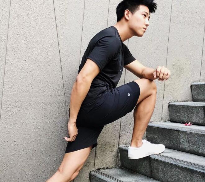 看点∣运动系小狼狗的大胸肌，精壮身材感受skr男友力，INS大方自曝属性！ - 51虹马