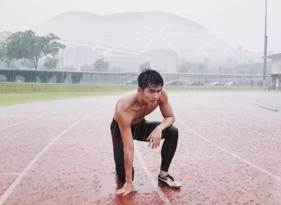 又长又快的田径体育生，首拍网剧就浴室飙车！ - 51虹马