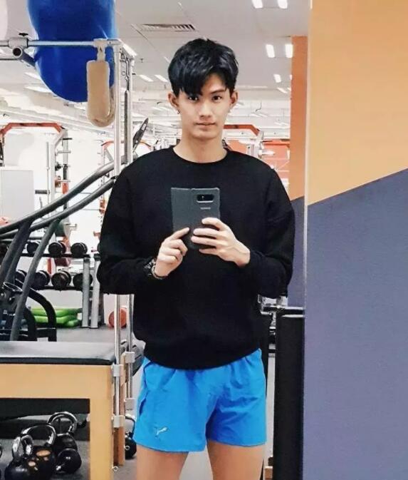 又长又快的田径体育生，首拍网剧就浴室飙车！ - 51虹马