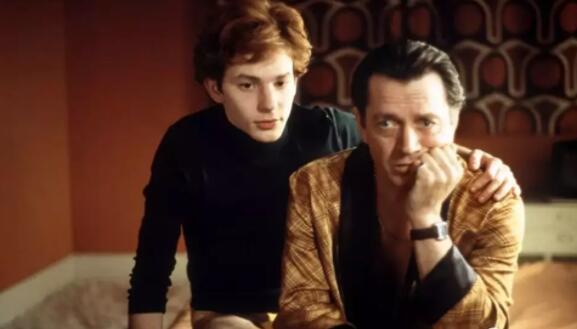 年轻鲜肉本是去见女友 却跟多金男人回了家 - 51虹马