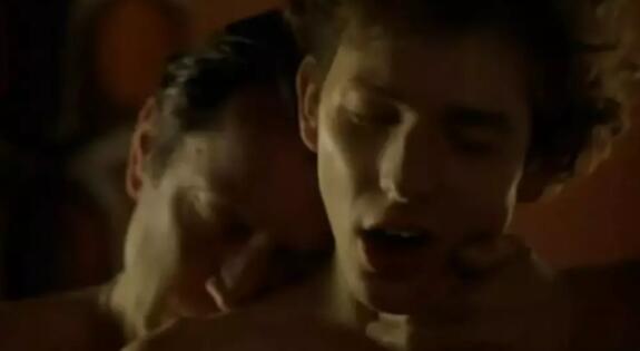 年轻鲜肉本是去见女友 却跟多金男人回了家 - 51虹马