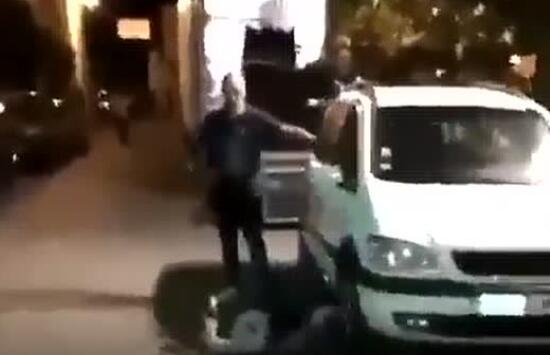 视频：男子用生殖器嘲弄挑衅警察，被警犬咬伤下体-51虹马