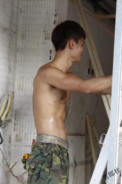 【多图完整版】车行装修小鲜肉抵不住夏天的炎热裸身工作 - 侯冠廷 (Jeremy Hou) - 51虹马