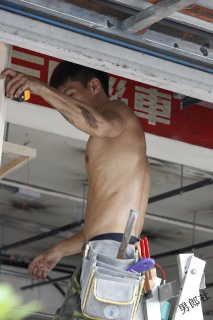 【多图完整版】车行装修小鲜肉抵不住夏天的炎热裸身工作 - 侯冠廷 (Jeremy Hou) - 51虹马