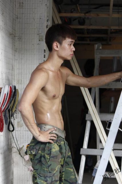 【多图完整版】车行装修小鲜肉抵不住夏天的炎热裸身工作 - 侯冠廷 (Jeremy Hou) - 51虹马