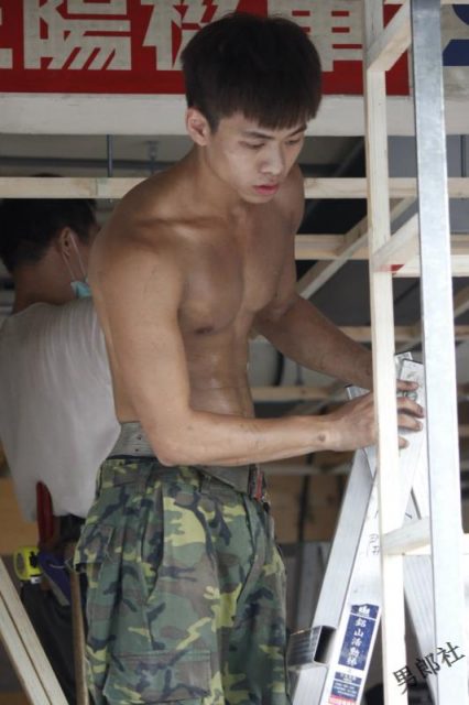 【多图完整版】车行装修小鲜肉抵不住夏天的炎热裸身工作 - 侯冠廷 (Jeremy Hou) - 51虹马