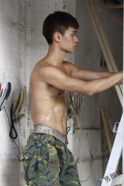 【多图完整版】车行装修小鲜肉抵不住夏天的炎热裸身工作 - 侯冠廷 (Jeremy Hou) - 51虹马