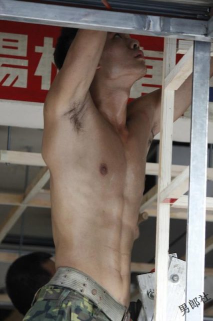 【多图完整版】车行装修小鲜肉抵不住夏天的炎热裸身工作 - 侯冠廷 (Jeremy Hou) - 51虹马