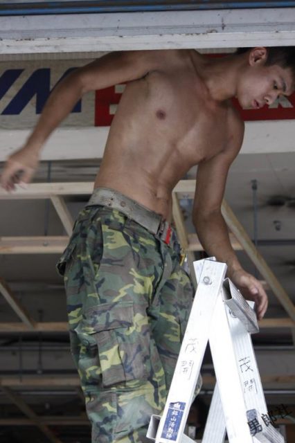 【多图完整版】车行装修小鲜肉抵不住夏天的炎热裸身工作 - 侯冠廷 (Jeremy Hou) - 51虹马