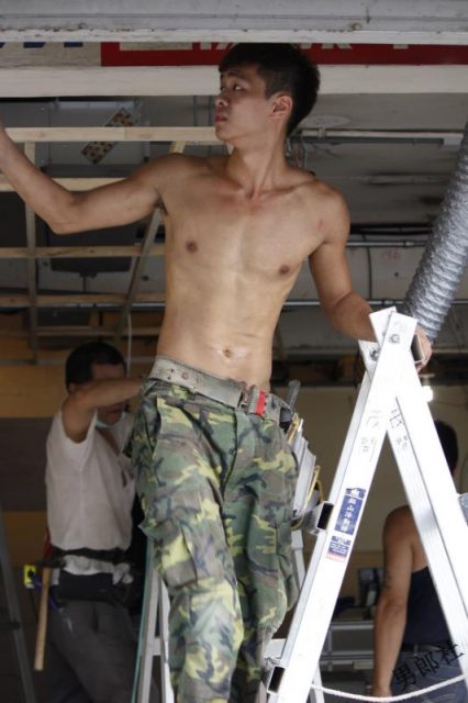 【多图完整版】车行装修小鲜肉抵不住夏天的炎热裸身工作 - 侯冠廷 (Jeremy Hou) - 51虹马