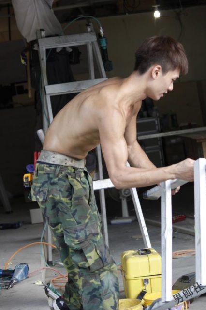 【多图完整版】车行装修小鲜肉抵不住夏天的炎热裸身工作 - 侯冠廷 (Jeremy Hou) - 51虹马