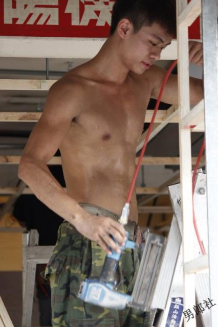 【多图完整版】车行装修小鲜肉抵不住夏天的炎热裸身工作 - 侯冠廷 (Jeremy Hou) - 51虹马