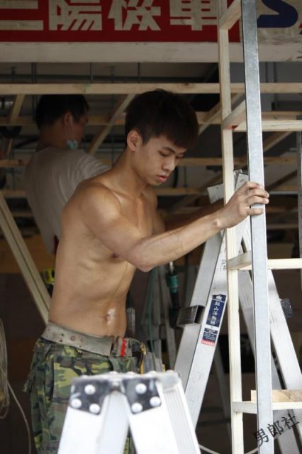 【多图完整版】车行装修小鲜肉抵不住夏天的炎热裸身工作 - 侯冠廷 (Jeremy Hou) - 51虹马