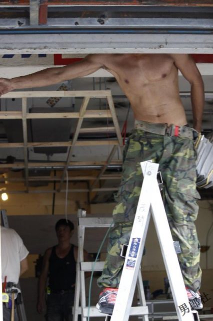 【多图完整版】车行装修小鲜肉抵不住夏天的炎热裸身工作 - 侯冠廷 (Jeremy Hou) - 51虹马