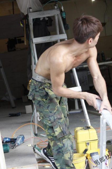 【多图完整版】车行装修小鲜肉抵不住夏天的炎热裸身工作 - 侯冠廷 (Jeremy Hou) - 51虹马