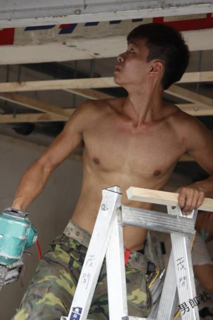 【多图完整版】车行装修小鲜肉抵不住夏天的炎热裸身工作 - 侯冠廷 (Jeremy Hou) - 51虹马