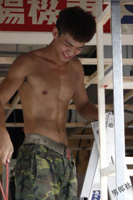 【多图完整版】车行装修小鲜肉抵不住夏天的炎热裸身工作 - 侯冠廷 (Jeremy Hou) - 51虹马