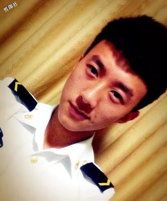 看点∣酷似"吴尊"的退役兵哥变网红硬汉，强大腱子肉身材帅你一脸！ - 51虹马