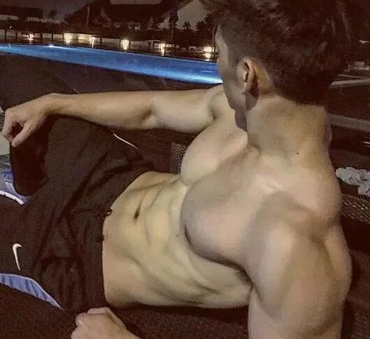 提前回家，撞见肌肉老公与男人在床上！-51虹马