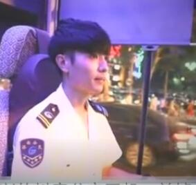 侧颜超帅公交小哥哥走红，但关掉美颜竟长这样？ - 51虹马