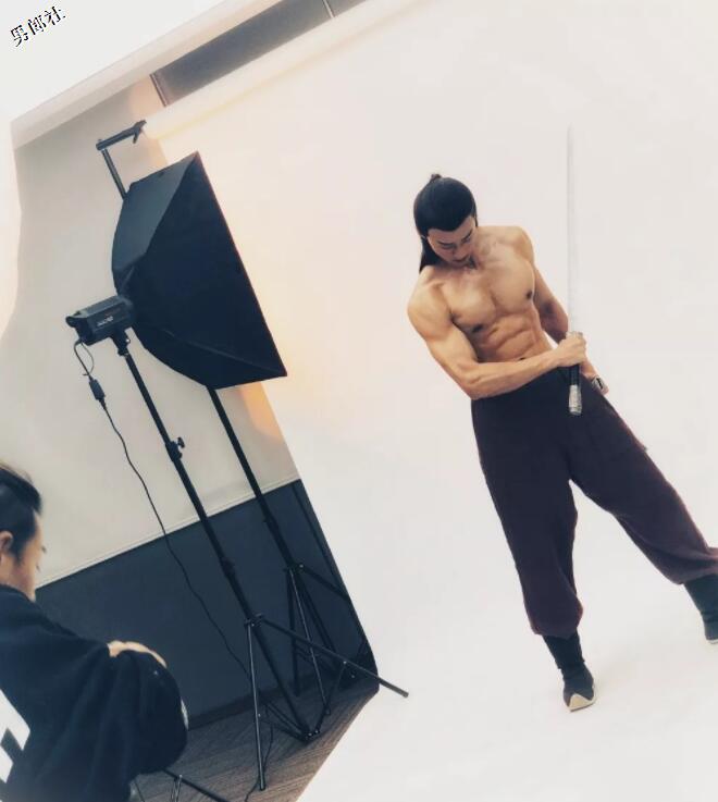 看点∣酷似"吴尊"的退役兵哥变网红硬汉，强大腱子肉身材帅你一脸！ - 51虹马