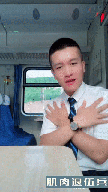 兵哥退伍后变制服男，海边浪脱得差不多了 - 51虹马