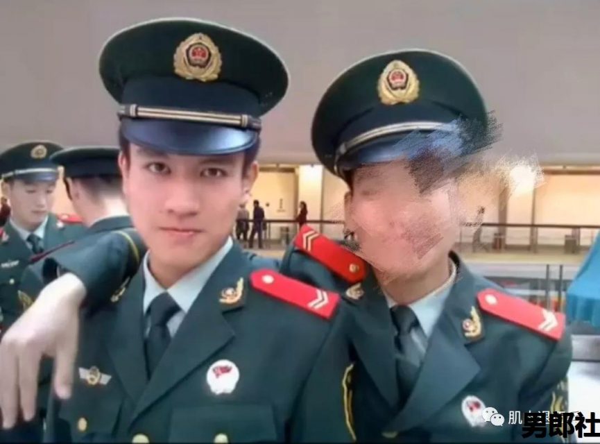 兵哥退伍后变制服男，海边浪脱得差不多了 - 51虹马