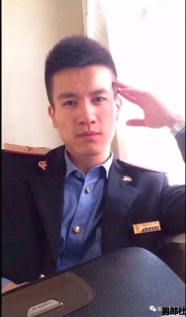 兵哥退伍后变制服男，海边浪脱得差不多了 - 51虹马