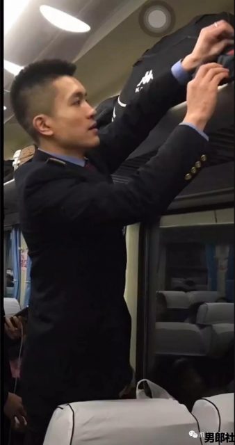 兵哥退伍后变制服男，海边浪脱得差不多了 - 51虹马