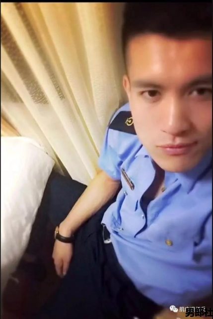 兵哥退伍后变制服男，海边浪脱得差不多了 - 51虹马
