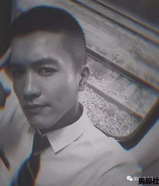 兵哥退伍后变制服男，海边浪脱得差不多了 - 51虹马