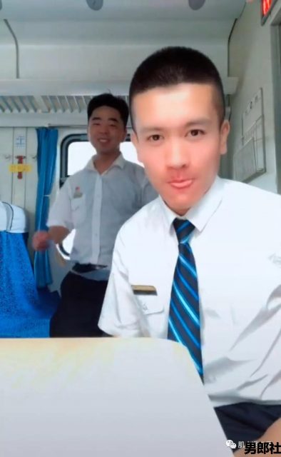 兵哥退伍后变制服男，海边浪脱得差不多了 - 51虹马