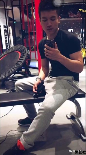 兵哥退伍后变制服男，海边浪脱得差不多了 - 51虹马