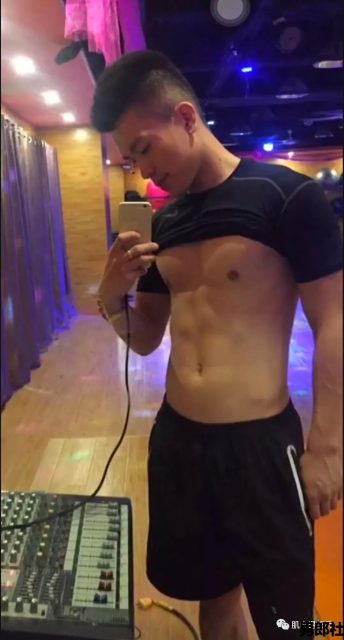 兵哥退伍后变制服男，海边浪脱得差不多了 - 51虹马