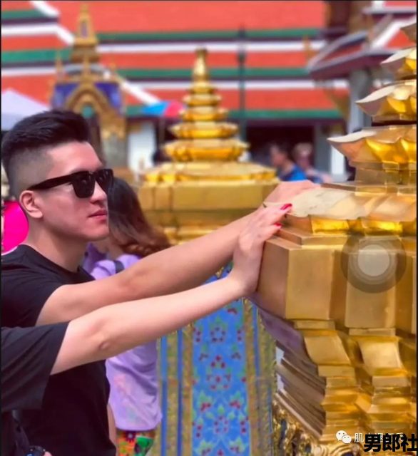 兵哥退伍后变制服男，海边浪脱得差不多了 - 51虹马